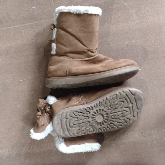 Shoes - Picture 2 of 3